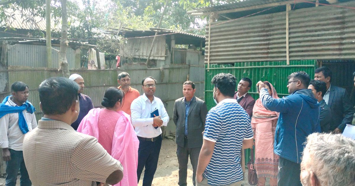 বৃদ্ধ দম্পতির বাড়ির দরজার তালা গেল কোথায়?