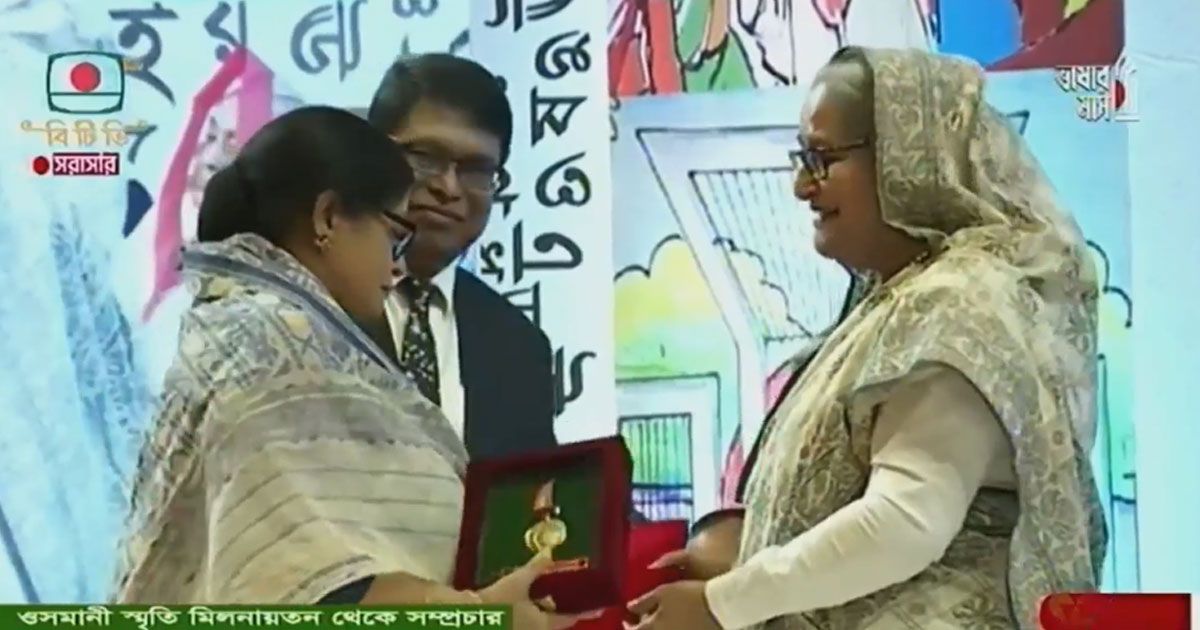 বিজয়ীদের-হাতে-একুশে-পদক-তুলে-দিলেন-প্রধানমন্ত্রী

