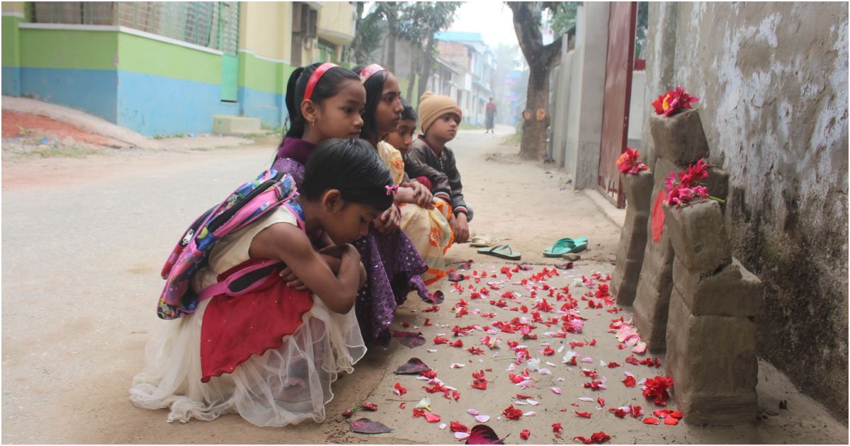 মাটির শহীদ মিনারে শিশুদের শ্রদ্ধা