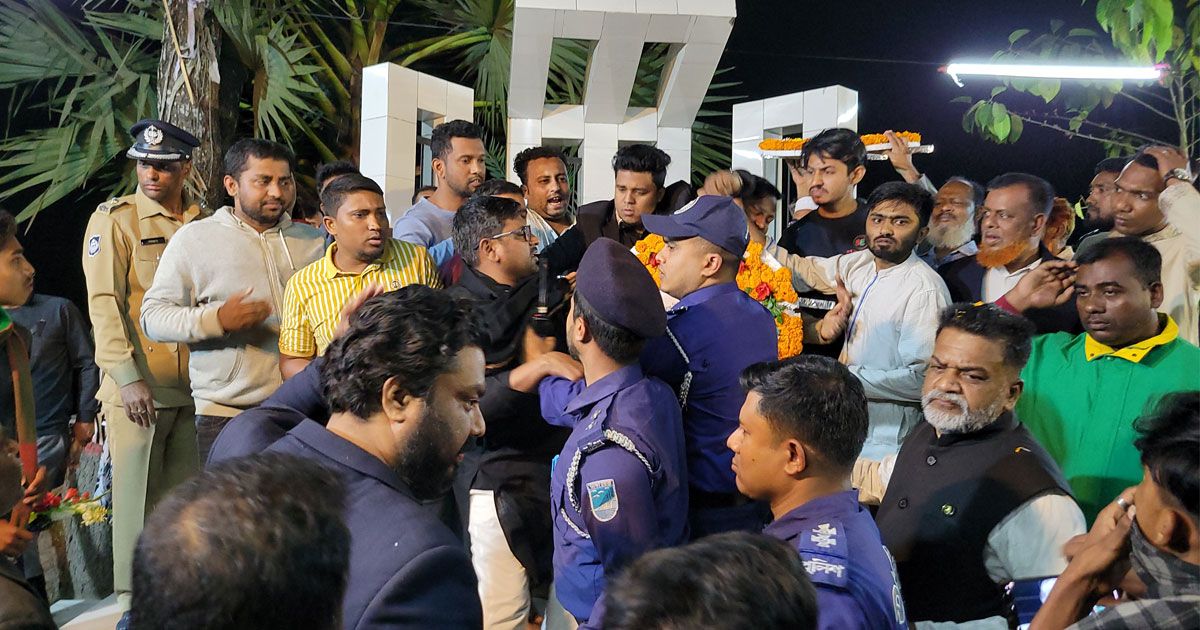 শহীদ-মিনারে-ফুল-দিতে-গিয়ে-ছাত্রলীগের-হাতাহাতি