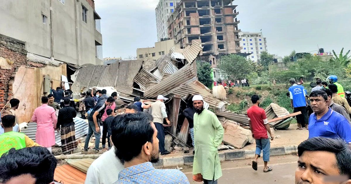 লাউতলা ও রামচন্দ্রপুর খাল উদ্ধারে ডিএনসিসি, ভাঙা হচ্ছে ১০ তলা ভবনও