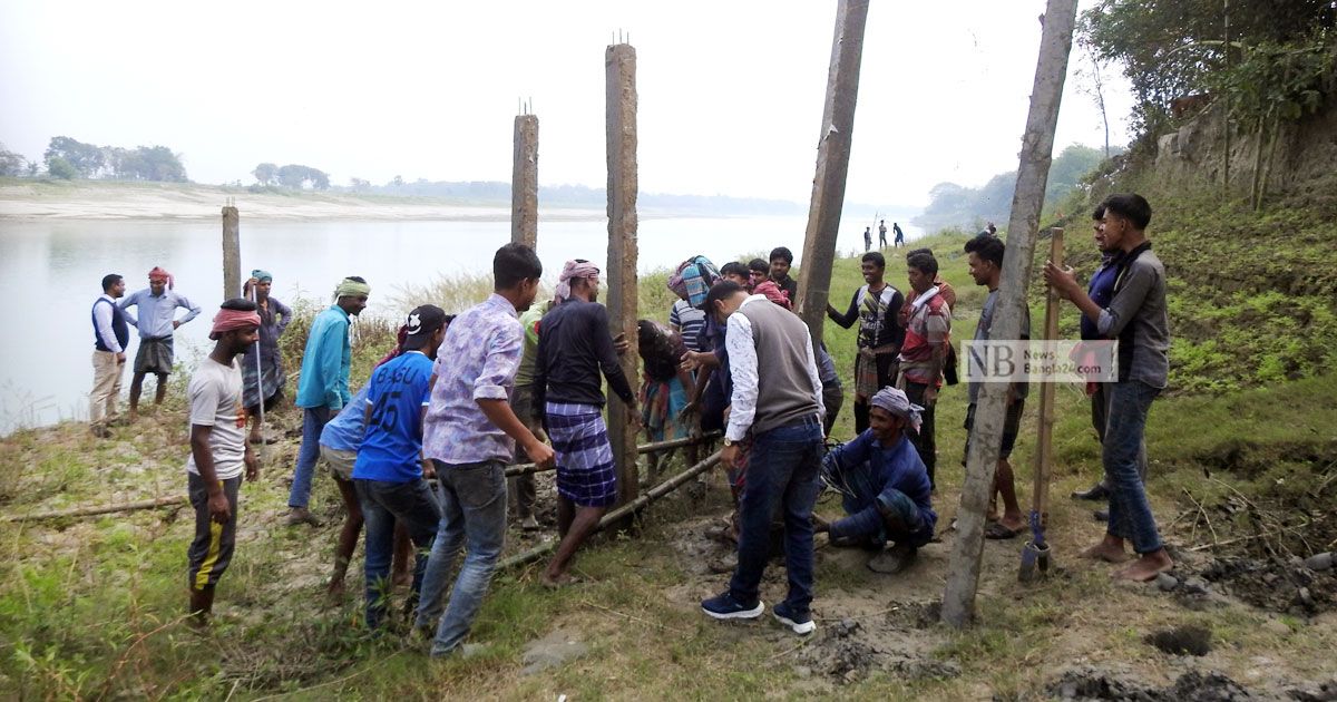 স্থানীয়দের স্বেচ্ছাশ্রমে গড়াই তীরে হলো বেড়িবাঁধ