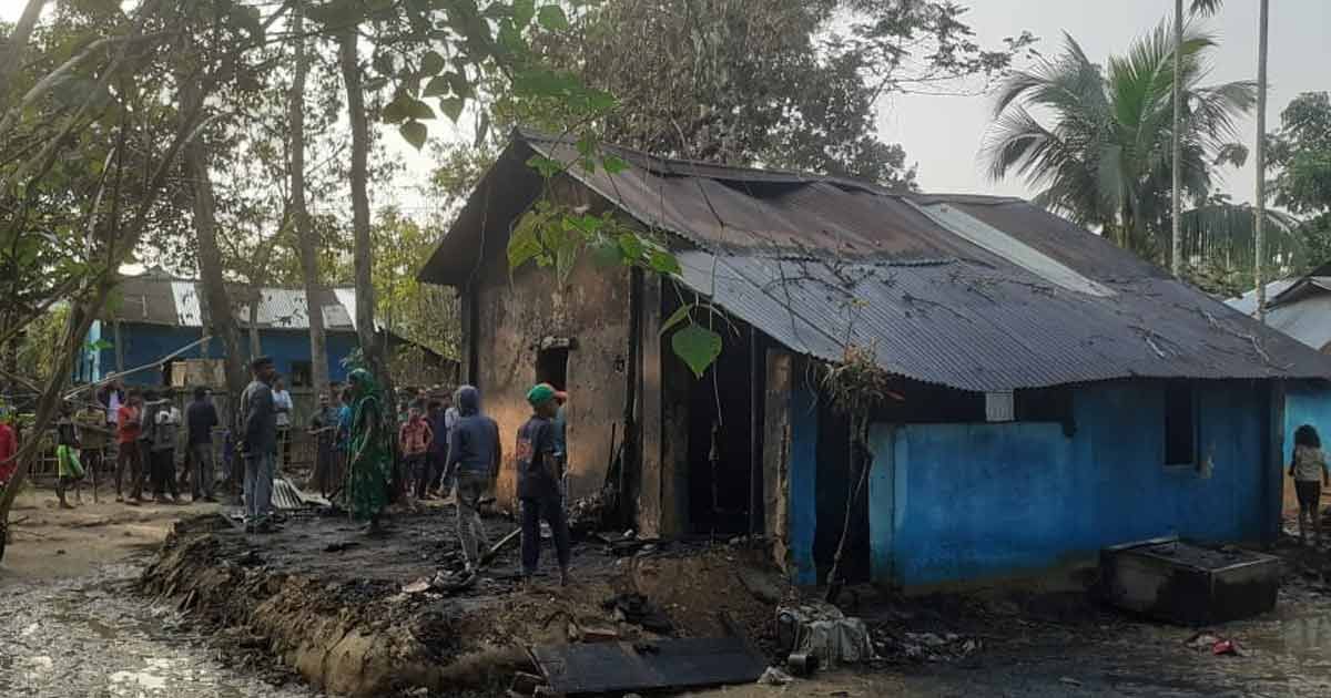 আগুন-নিঃস্ব-করল-নিঃসঙ্গ-বৃদ্ধ-চা-শ্রমিককে
