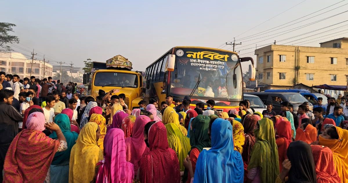 গাজীপুরে বেতন বৃদ্ধির দাবিতে মহাসড়ক অবরোধ করে শ্রমিকদের বিক্ষোভ