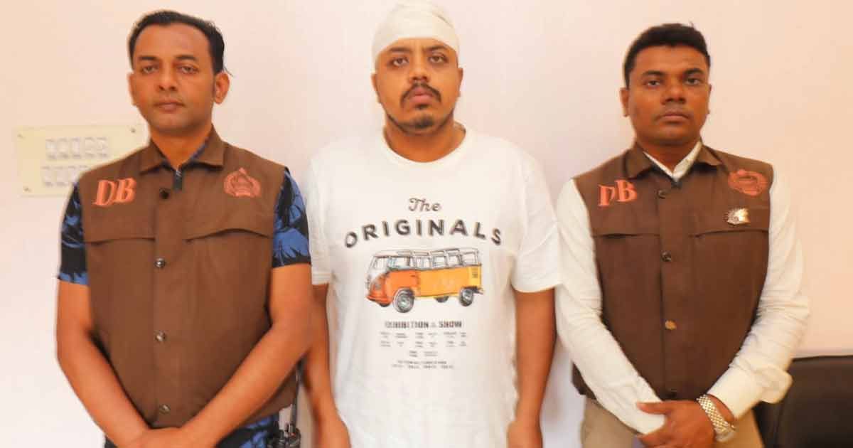টেবিলে পিস্তল রেখে ক্লাস নিতেন শরীফ, গুলির হুমকি দিয়ে হারিয়েছিলেন চাকরি