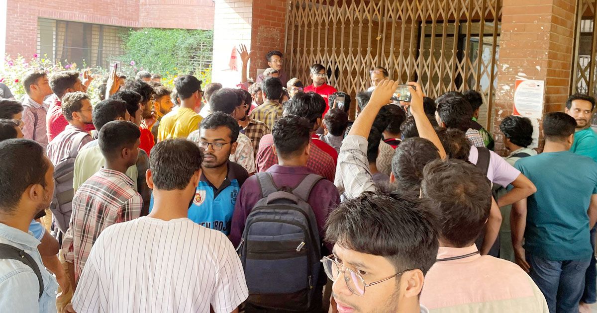 জাবির-দুই-হলের-মাঝের-রাস্তা-খোলার-দাবিতে-প্রশাসনিক-ভবন-অবরোধ