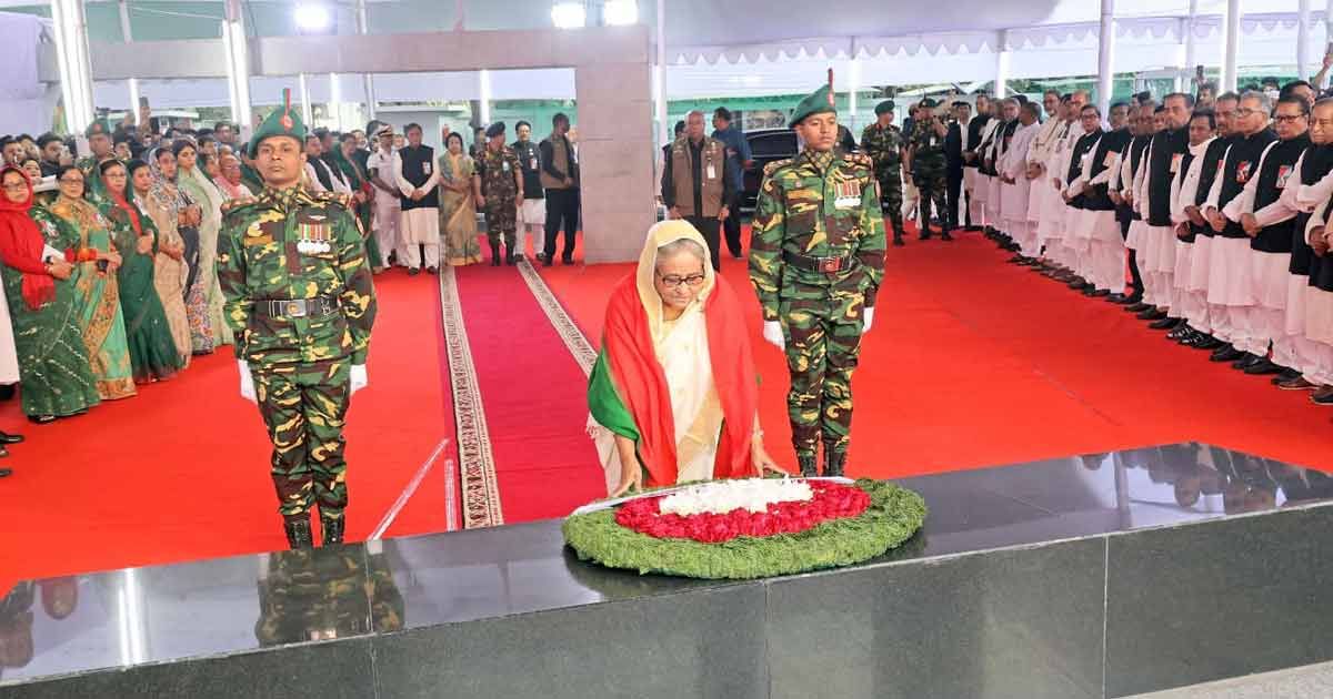 বঙ্গবন্ধুর-প্রতিকৃতিতে-প্রধানমন্ত্রীর-শ্রদ্ধা-