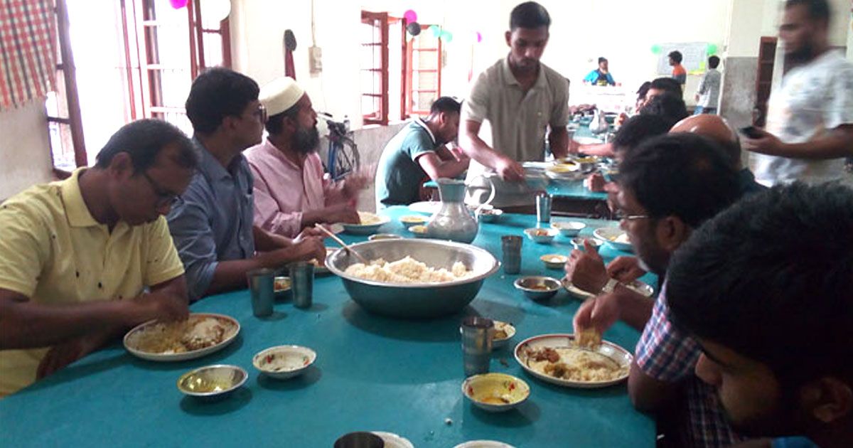 রাবির হলে গরুর মাংস সমাচার