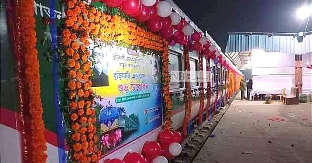 ‘বুড়িমারী এক্সপ্রেস’-এর চাকা ঘুরল রাত পৌনে ১০টায়, উচ্ছ্বাস