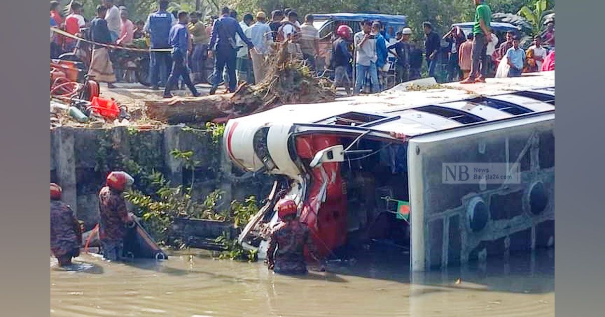 বরিশালে পথচারীকে চাপা দিয়ে বাস পুকুরে, ২ জন নিহতের খবর