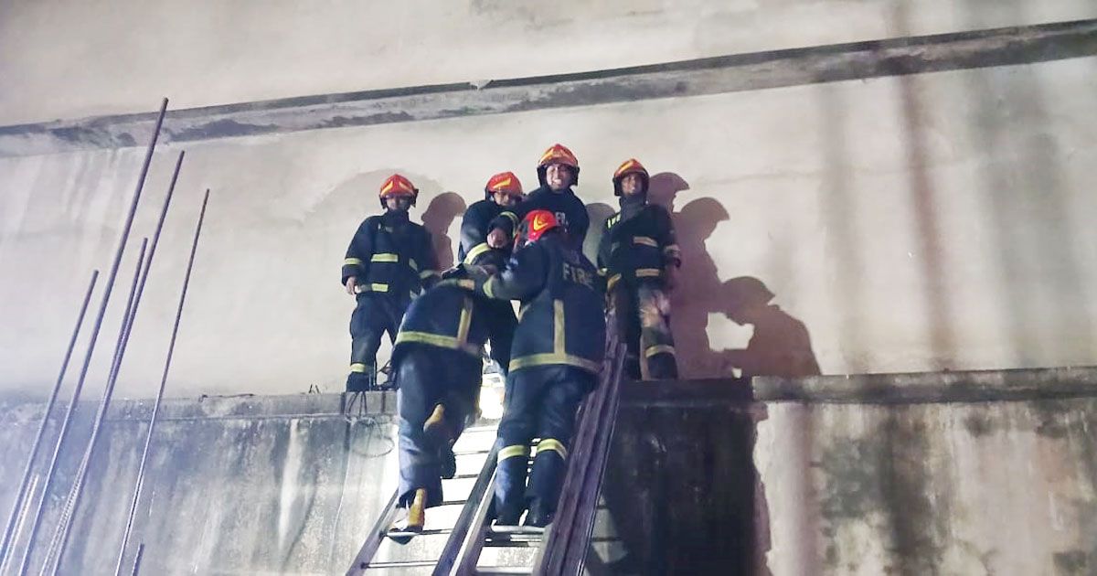 আগুন-লাগা-ভবন-থেকে-উদ্ধার-৪-ভাঙা-হচ্ছে-দেয়াল