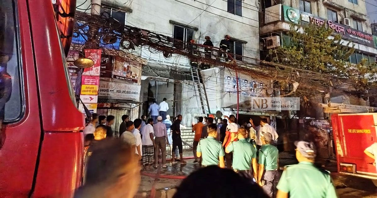 হাতিরপুলের আগুন নিয়ন্ত্রণে যোগ দিল নৌবাহিনী