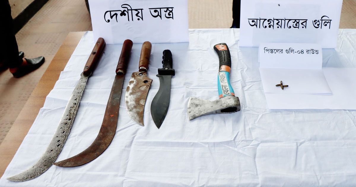 নাটোরে আদালত চত্বরে যুবককে কুপিয়ে জখম, গ্রেপ্তার ৫