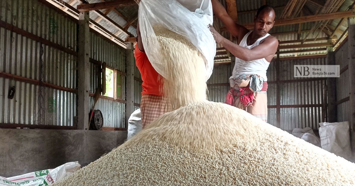 During-Ramadan-the-hand-fried-mudri-of-Lakshmipur-village-is-going-to-Dhaka-Chittagong