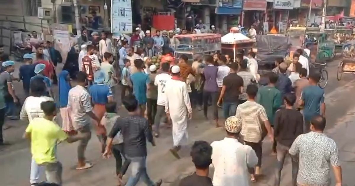 নারায়ণগঞ্জে-ফুটপাতে-দোকান-বসানো-নিয়ে-হকারদের-দুই-গ্রুপের-মারামারি