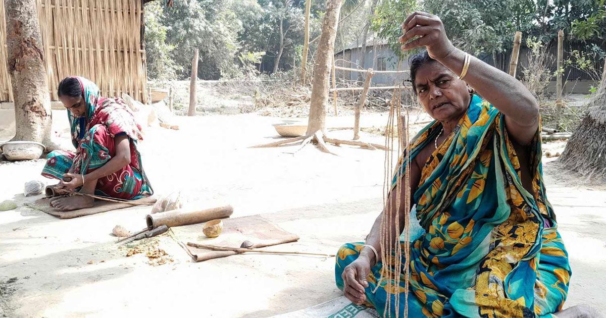 বেলের মালা তৈরি করে চলছে শতাধিক নারীর জীবিকা