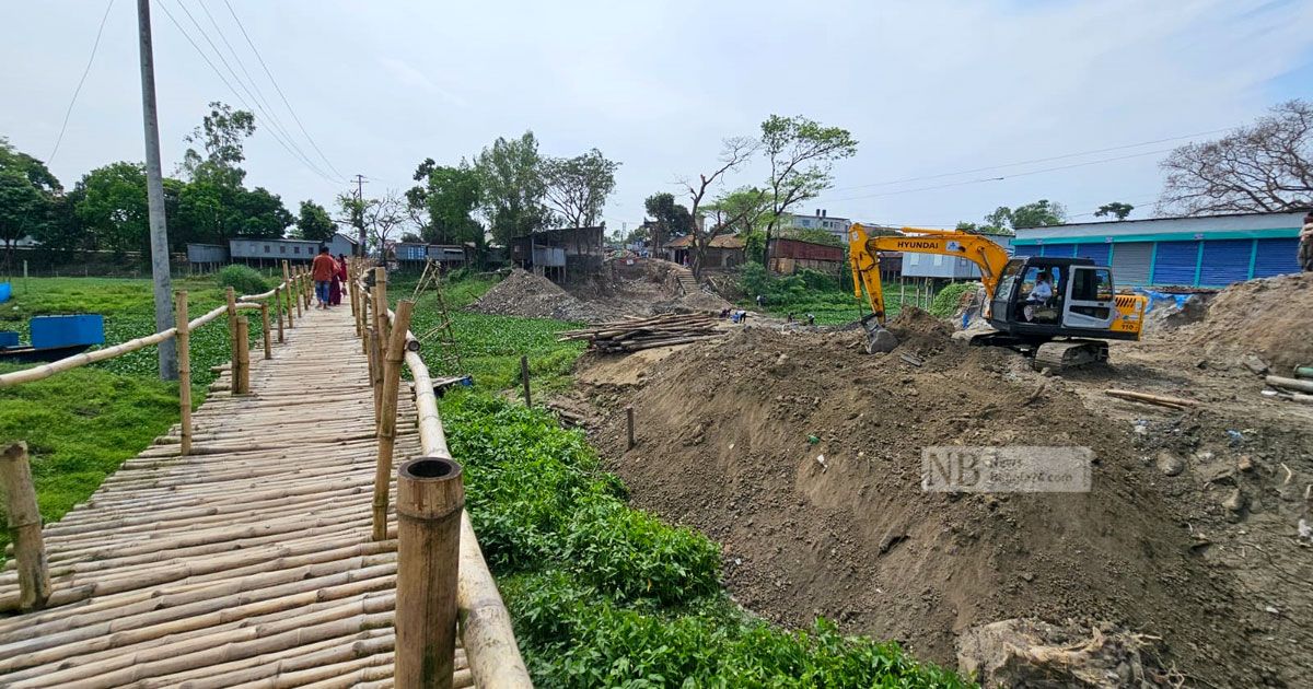 বিকল্প সড়কের ব্যবস্থা না করেই সেতু নির্মাণ, ভোগান্তিতে স্থানীয়রা