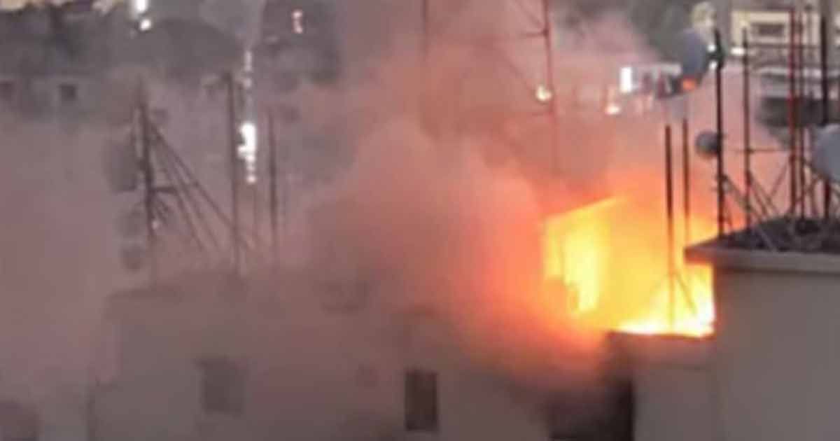 ধানমন্ডিতে ভবনের ছাদে অগ্নিকাণ্ড
