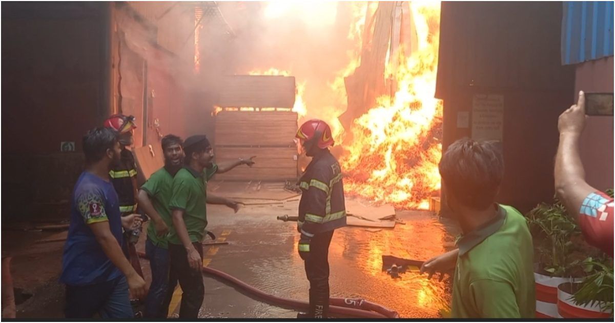 ১৩ ঘণ্টা পর নিয়ন্ত্রণে সুপার বোর্ড কারখানার আগুন