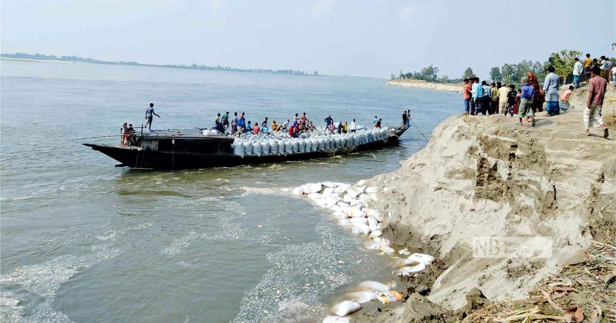 অসময়ে ব্রহ্মপুত্রের ভাঙনে দিশেহারা কুড়িগ্রামবাসী