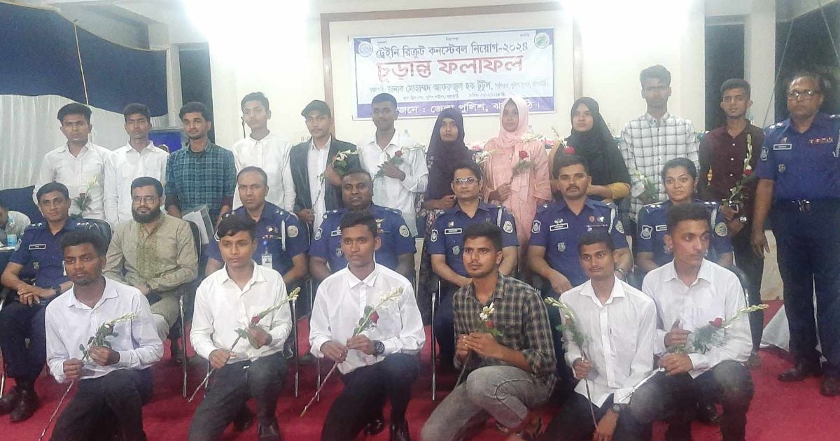 ঝালকাঠিতে-১২০-টাকায় পুলিশে-চাকরি-১৭-জনের-  