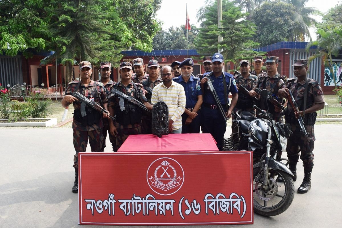 নওগাঁয়-কষ্টি-পাথরের-মূর্তি-উদ্ধার-আওয়ামী-লীগ-নেতা-আটক