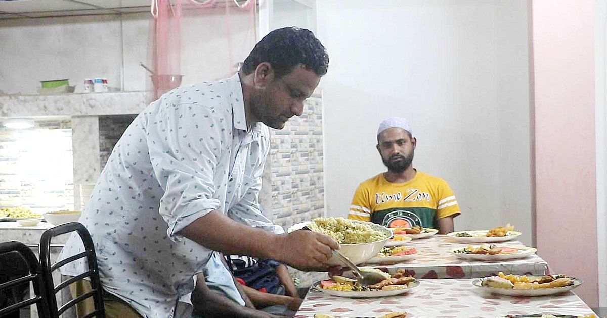 Sanatan-Dharmas-Sujan-Prasad-is-serving-free-Iftar