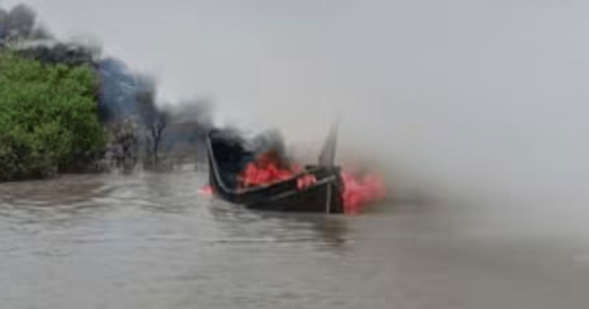 4-burnt-in-fishing-boat-engine-explosion-in-Chittagong