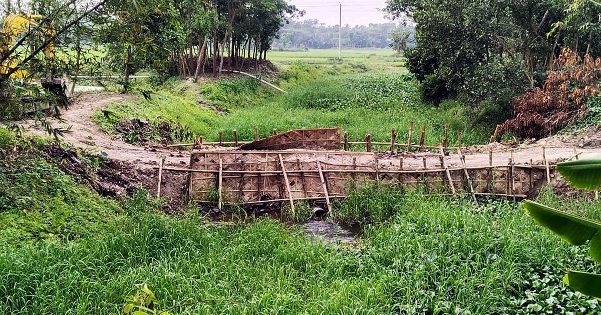 ফসলি জমির মাটি ইটভাটায় নিতে খিড়া নদীতে বাঁধ