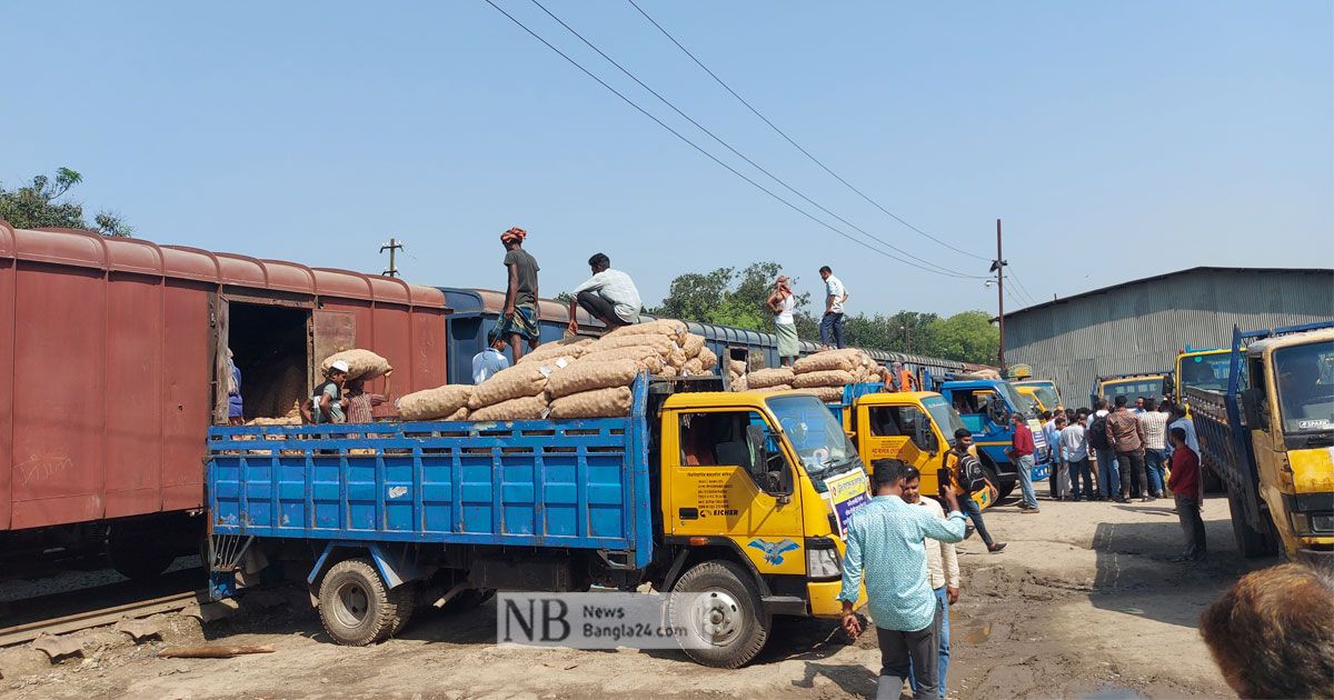 সিরাজগঞ্জে-খালাস-হচ্ছে-ভারতীয়-১৬৫০-টন-পেঁয়াজ