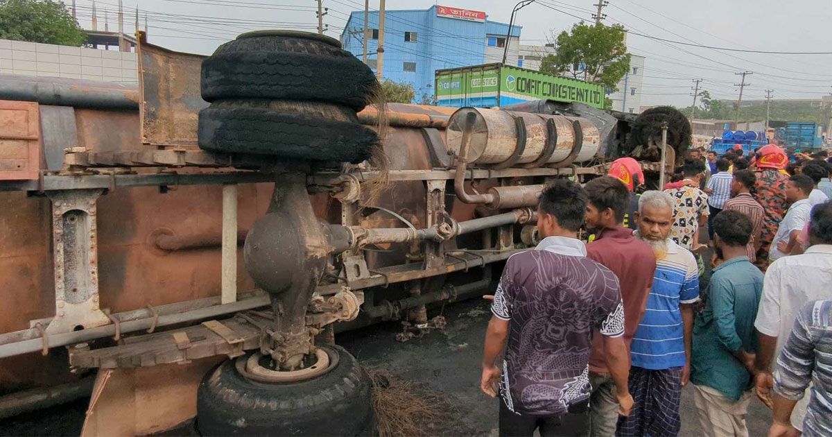 সাভারে তেলের ট্যাংকার উল্টে আগুন: নিহত বেড়ে ২, দগ্ধ ৭ 