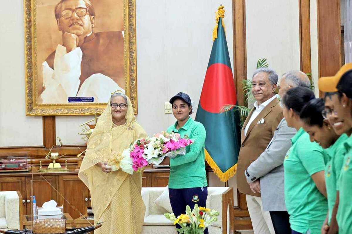 নারী ক্রিকেটারদের উপহার দিলেন প্রধানমন্ত্রী