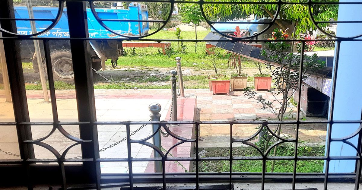 চান্দিনা-পৌর-ভবনের-টাকা-চুরির-ঘটনায়-লিখিত-অভিযোগ-