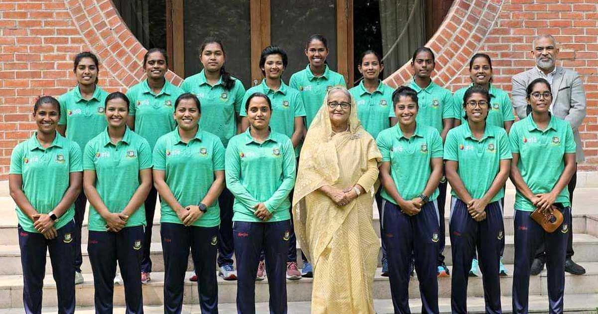 Prime-Minister-gave-gifts-to-women-cricketers