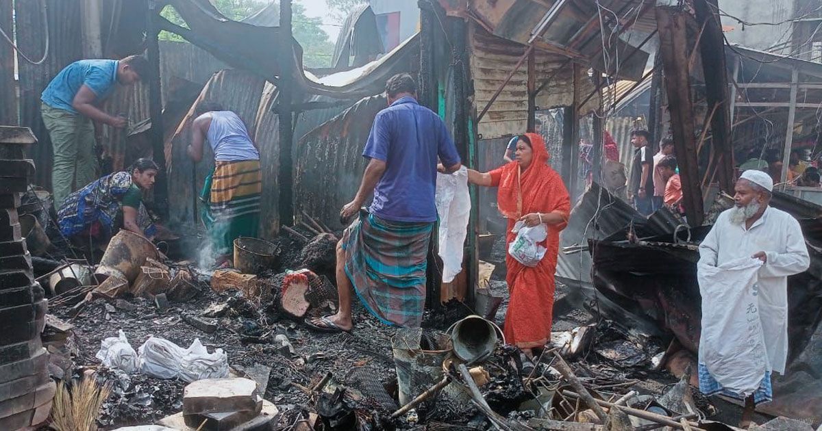 মুরাদনগরে-আগুনে-পুড়ল-১৪-দোকান-