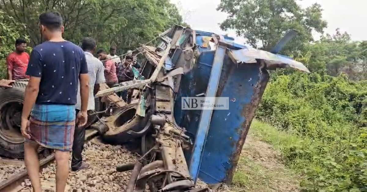 ফেনীতে রেল ক্রসিং পার হতে গিয়ে ট্রাক-ট্রেন সংঘর্ষ, নিহত ২