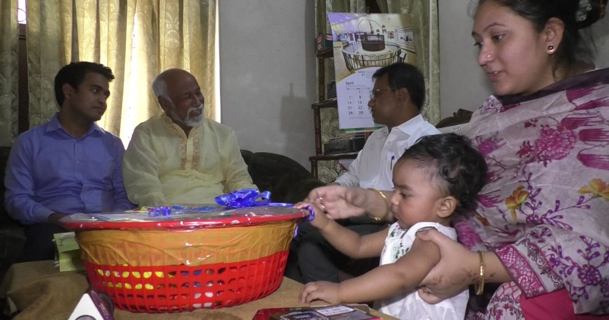 সোমালিয়ায়-জিম্মি-সাইদুজ্জামানের-পরিবারকে-ঈদ-উপহার-নওগাঁর-ডিসির
