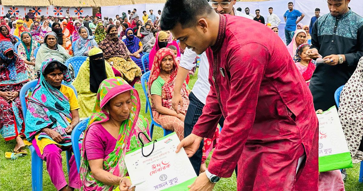 অসহায়-ছিন্নমূলদের মাঝে ছাত্রলীগের ঈদ সামগ্রী বিতরণ