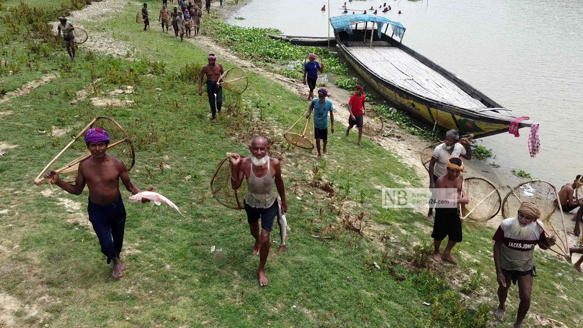 ছোট যমুনা নদীতে পলো দিয়ে মাছ ধরা উৎসব