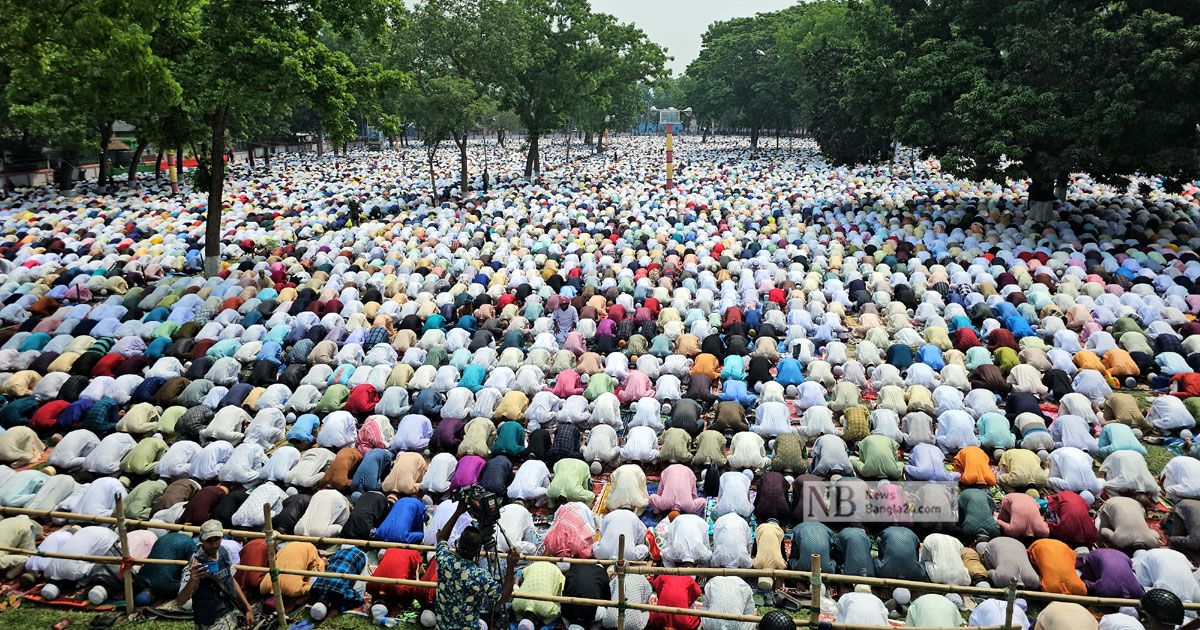 শোলাকিয়ায় ‘স্মরণকালের বৃহত্তম’ ঈদ জামাত অনুষ্ঠিত