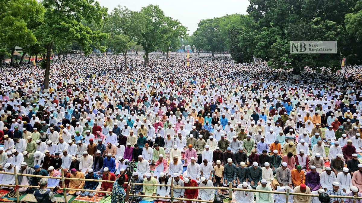 শোলাকিয়ায় ‘স্মরণকালের বৃহত্তম’ ঈদ জামাত অনুষ্ঠিত