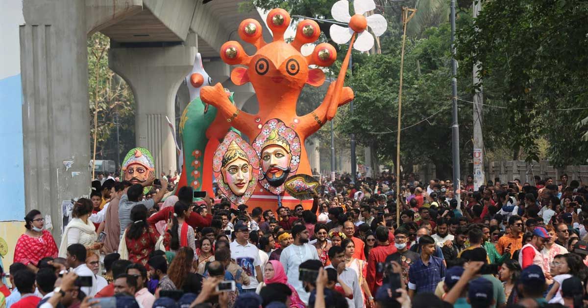 বর্ণাঢ্য মঙ্গল শোভাযাত্রায় বাংলা নতুন বছরকে বরণ