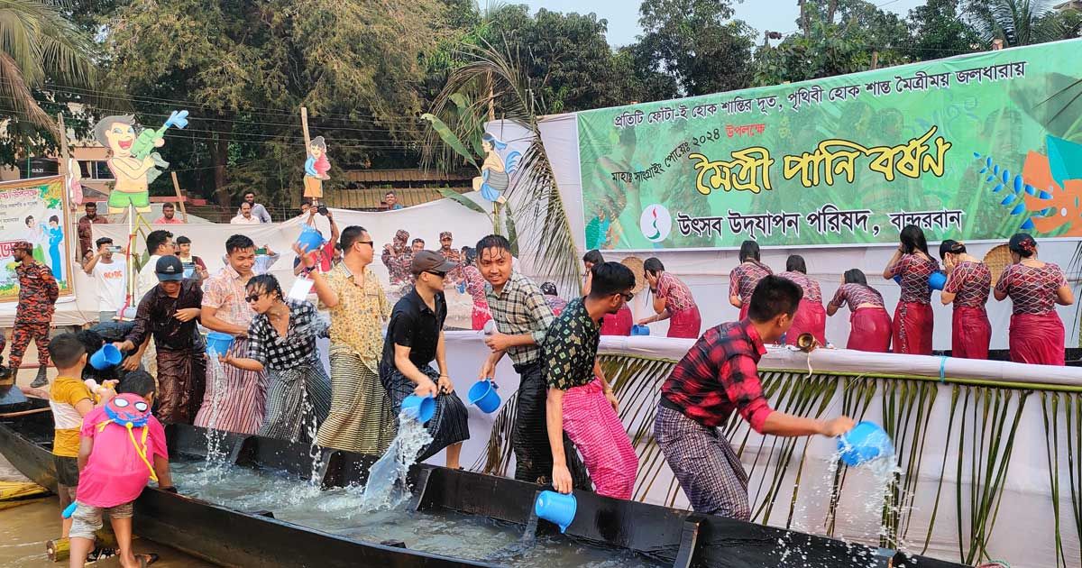 সাংগ্রাই উৎসবে জলকেলিতে মাতল মারমা তরুণ-তরুণীরা