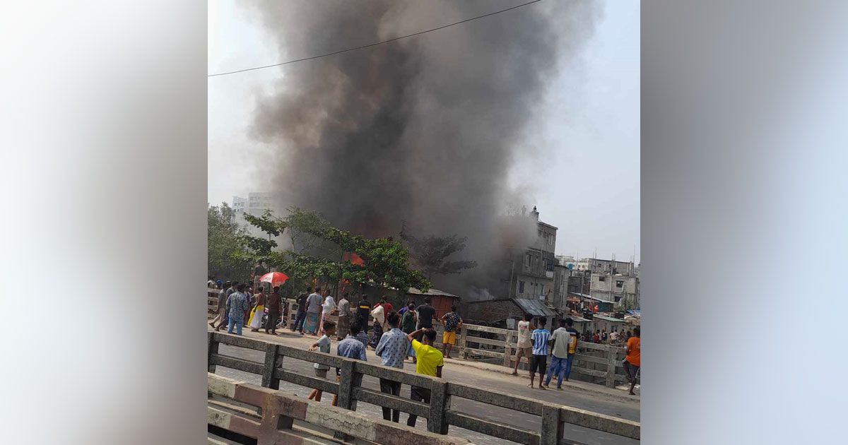 আগুনে পুড়ল ফিরিঙ্গি বাজারের বস্তির ২ শতাধিক ঘর 