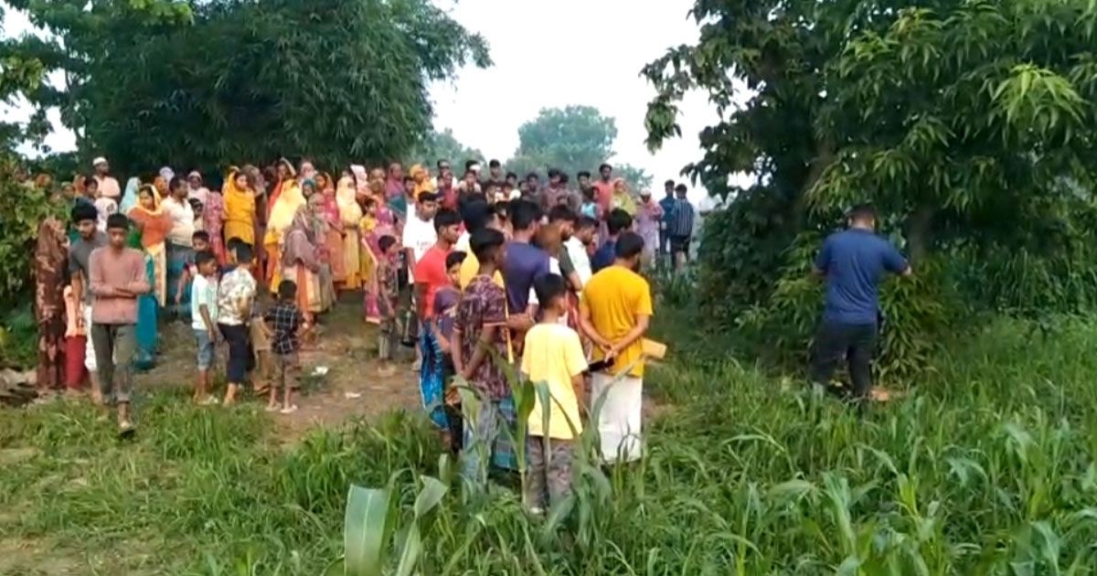 ভুট্টা ক্ষেতের পাশে নারীর মরদেহ, পাশে রক্তাক্ত কাঁচি