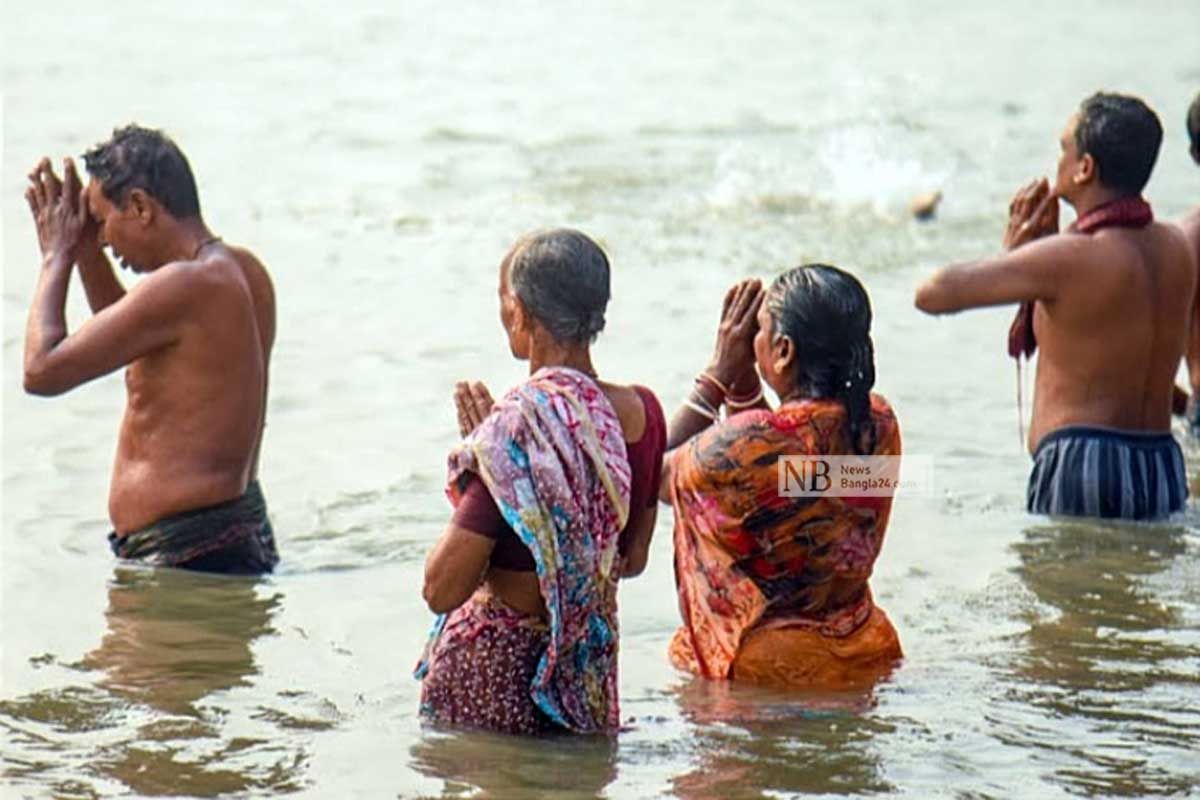 অষ্টমী তিথির পুণ্যস্নানে ব্রহ্মপুত্রে লাখো পুণ্যার্থীর মিলনমেলা