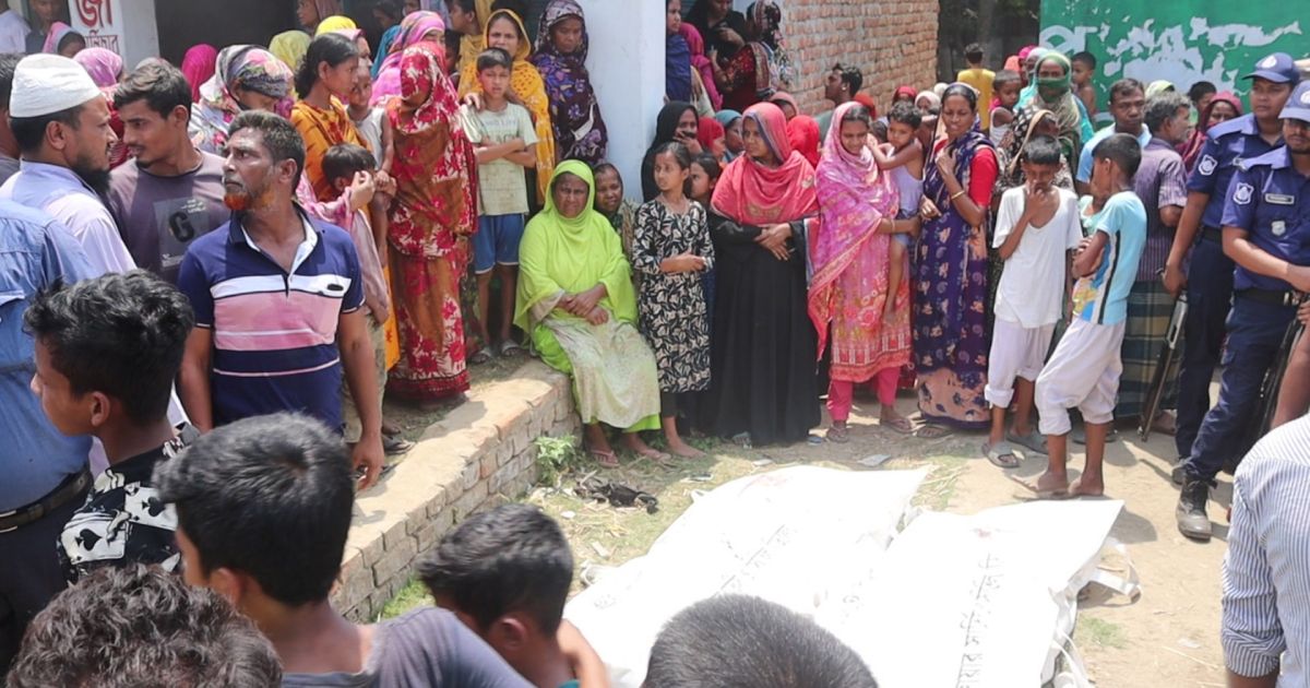 মোটরসাইকেল দুর্ঘটনায় স্বামী-স্ত্রী নিহত, প্রাণে বাঁচল শিশুসন্তান 