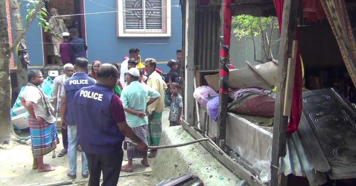 In-Munshiganj-Awami-Leagues-two-groups-attacked-and-looted-the-marriage-house-of-the-cocktail-explosion