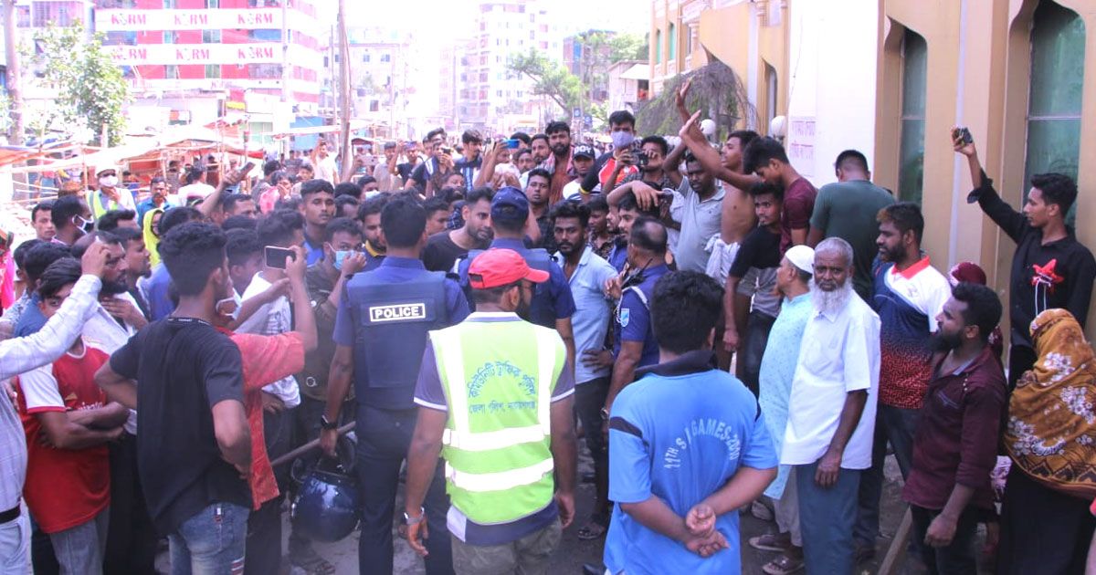 নারায়ণগঞ্জে শ্রমিক-পুলিশ সংঘর্ষ গাড়ি ভাংচুর, আহত ৩০