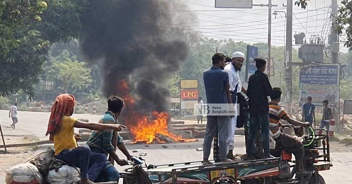Khulna-Faridpur-highway-blockade-police-tearshells-and-blank-bullets